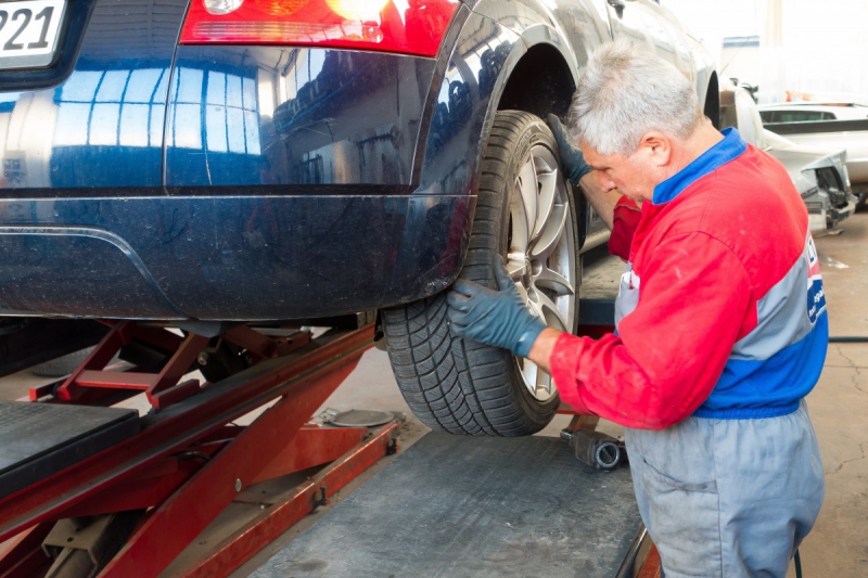 ecommerce-BEAULIEU SUR MER-min_auto_repair_repair_lift_auto_mechanic_work_clothes_master_professional_man_of_the_fold-685629