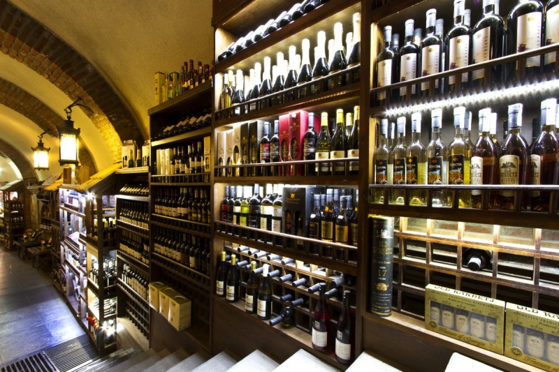 ecommerce-BEAULIEU SUR MER-min_world_street_travel_shop_canon_georgia_wine_bottles-429767